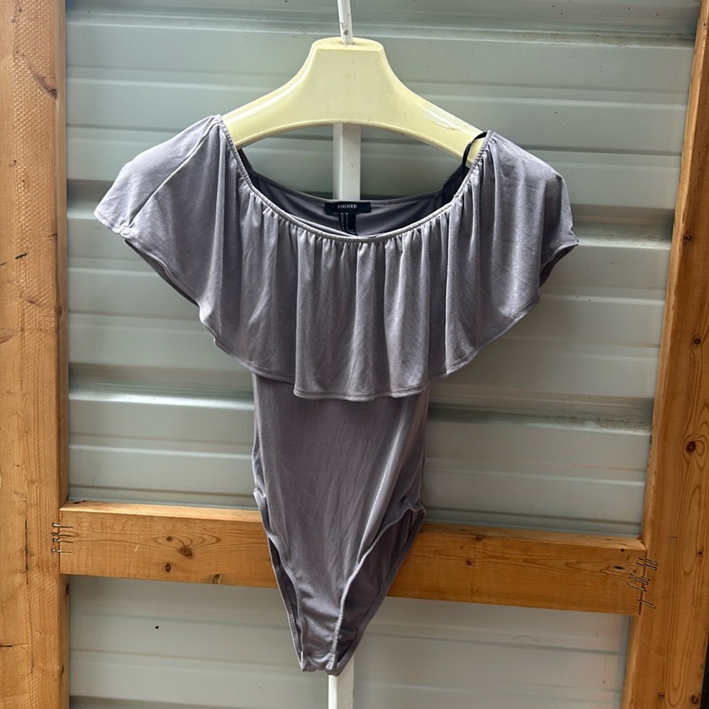 Forever 21  off the shoulder bodysuit 
(Las)